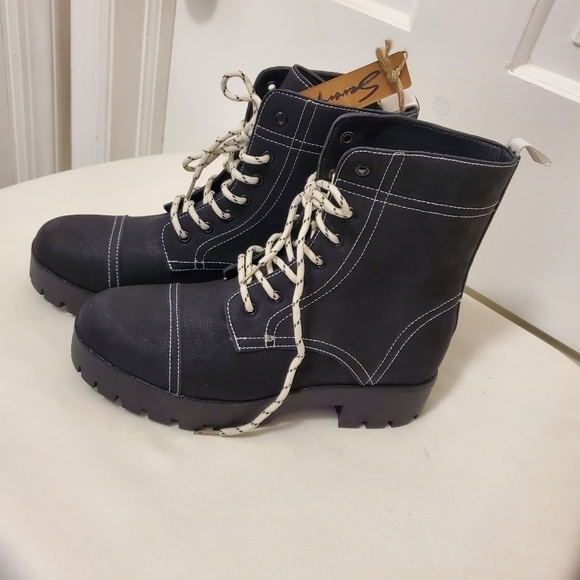 NWOB Seven7 Jodi Black & White combat Style Fashion Boot Size 10 - Picture 8 of 9